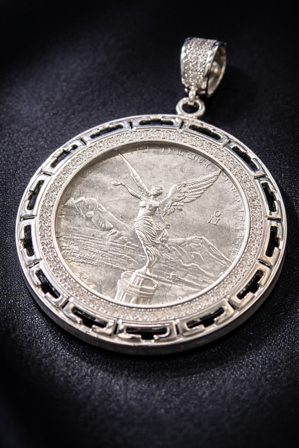 Dije Onza Libertad Plata .999 con Bisel Calado