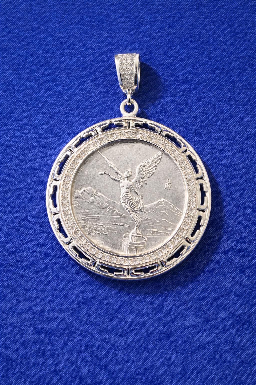 Dije Onza Libertad Plata .999 con Bisel Calado