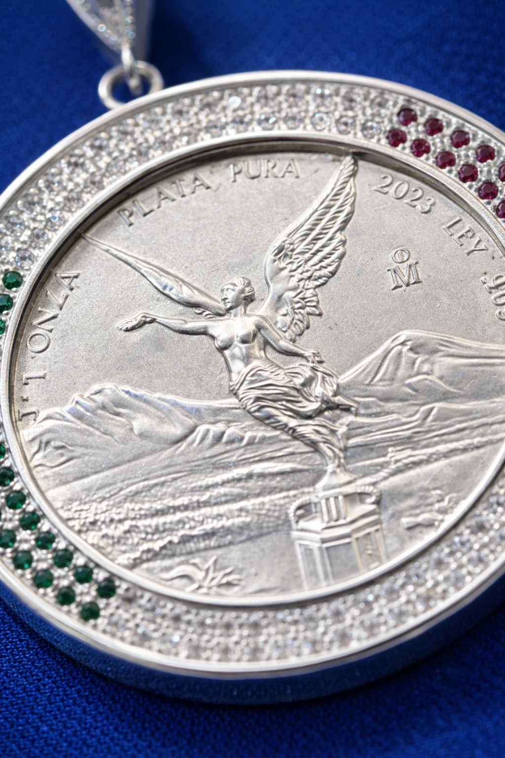 Dije Onza Libertad Plata .999 con Bisel Tricolor Zirconia